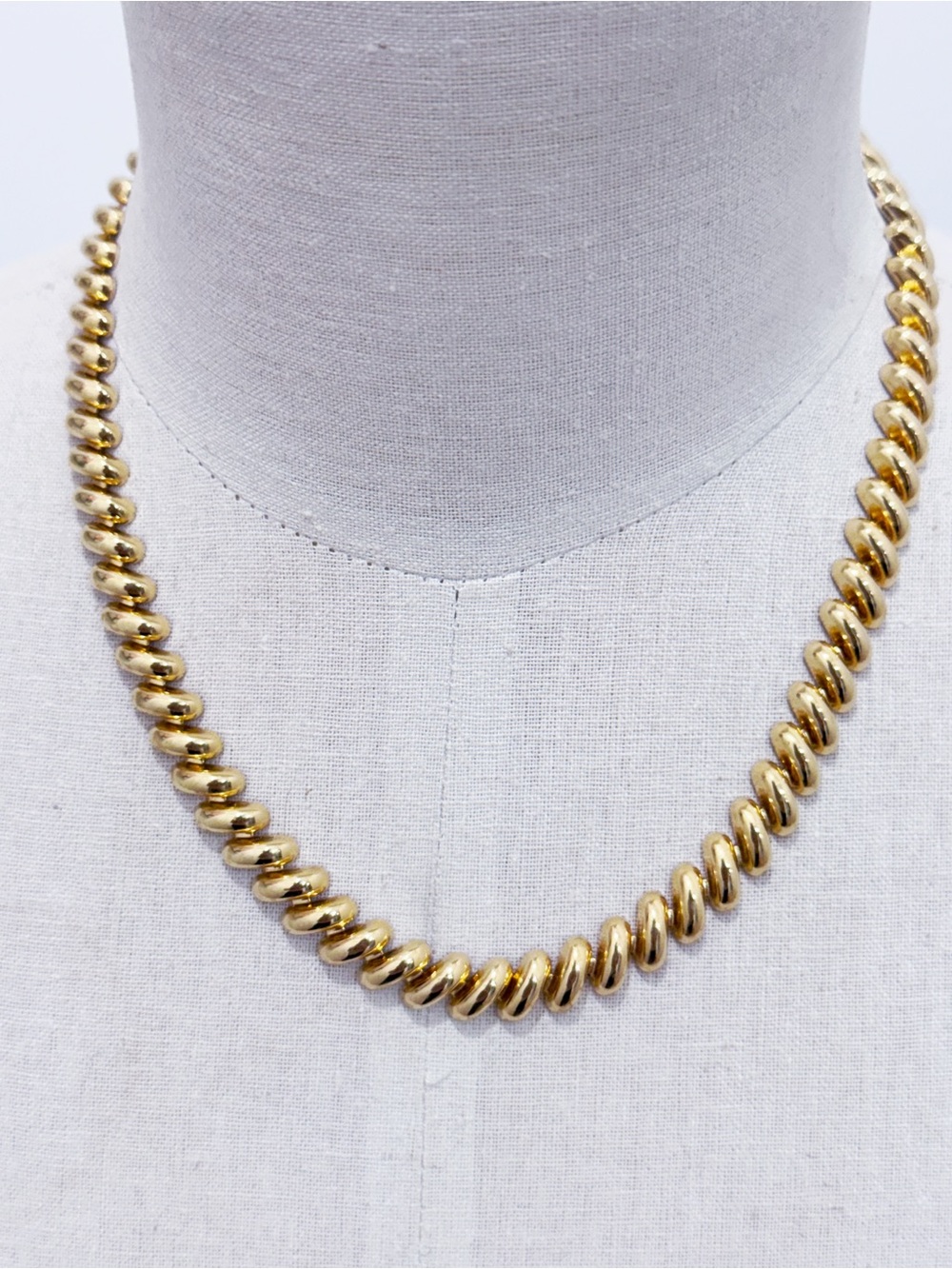 Vintage Avon Gold Tone Lightweight Ribbed Necklace chic elegant